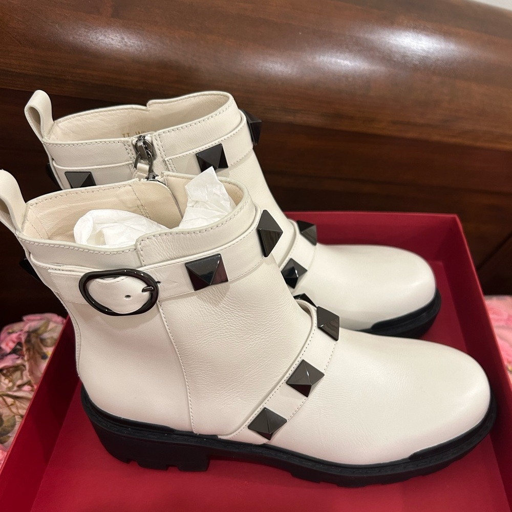 BNWT AND BOX VALENTINO ROMAN STUD COMBAT BOOTS size 41